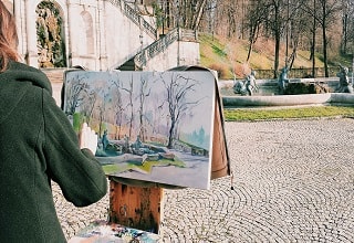 رسام يرسم نافورة فى احد الحدائق بفيينا